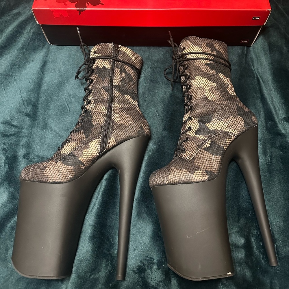 Pleaser Heels: 9 inch army print size 8